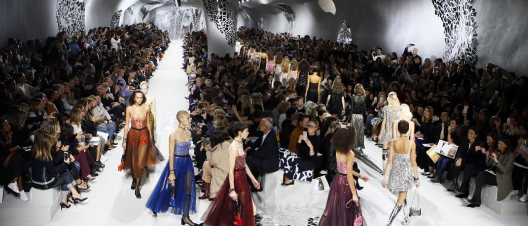 Η μεταπολεμική εποχή με νέα ματιά στο εκπληκτικό σόου του Christian Dior | 0 bovary.gr