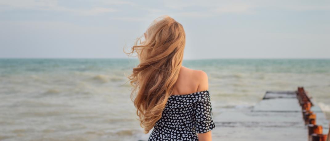 Μια γυναίκα αγναντεύει τη θάλασσα, Φωτογραφία: Shutterstock/Gostua