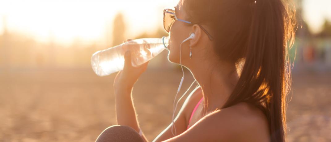 Γυναίκα πίνει νερό στην παραλία, Φωτογραφία: Shutterstock
