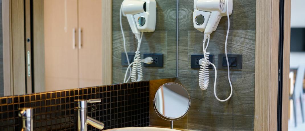 Πιστολάκι στο μπάνιο του ξενοδοχείου, Φωτογραφία: Shutterstock/By stock_SK