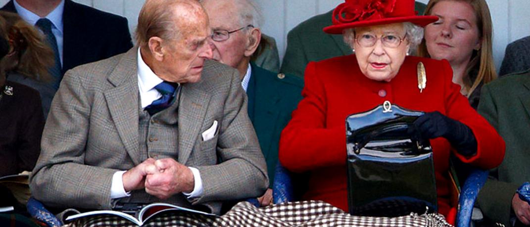 Πώς η βασίλισσα Ελισάβετ χρησιμοποιεί την τσάντα της για να στέλνει μυστικά μηνύματα στους βοηθούς της | 0 bovary.gr