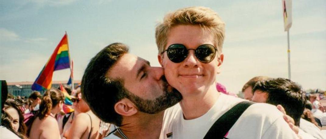 Γκέι ζευγάρι βγάζει την ίδια φωτογραφία 25 χρόνια μετά και αποδεικνύει ότι η σχέση του δεν ήταν απλά «φάση» | 0 bovary.gr