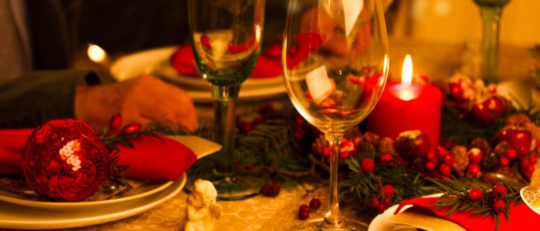  Λινάτσα, σατέν,τσόχα, γούνα – Στολίζουν εντυπωσιακά το πρωτοχρονιάτικο τραπέζι | 0 bovary.gr