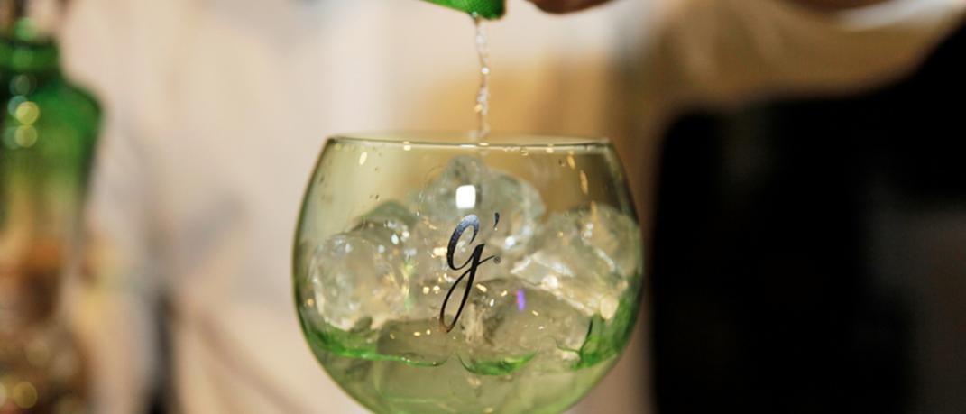 Δοκιμάσαμε γαλλικό Gin από σταφύλι σε μια σεζ λονγκ κοιτάζοντας τους στύλους του Ολυμπίου Διός | 0 bovary.gr