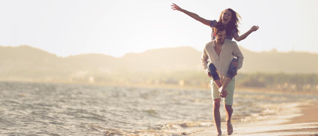 Ενα ευτυχισμένο ζευγάρι στην παραλία, Φωτογραφία: Shutterstock