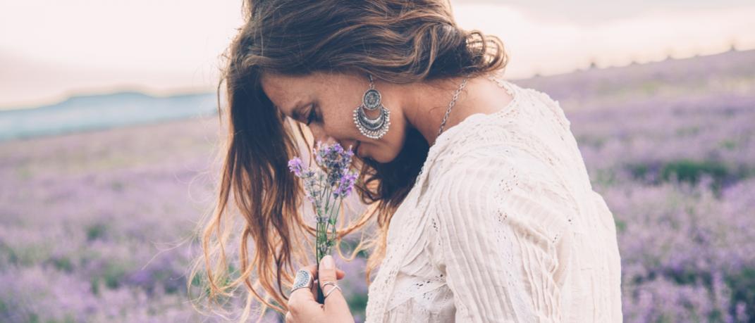 Γυναίκα μυρίζει λουλούδια, Φωτογραφία: Shutterstock/By Alena Ozerova