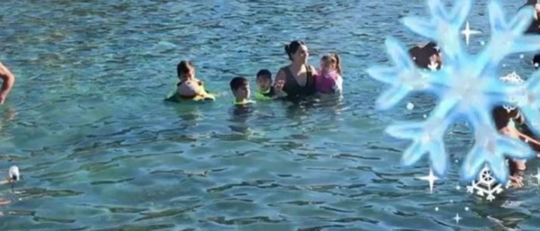 H βουτιά της Ολυμπίας Χοψονίδου με τα παιδιά της για να πιάσει το σταυρό | 0 bovary.gr