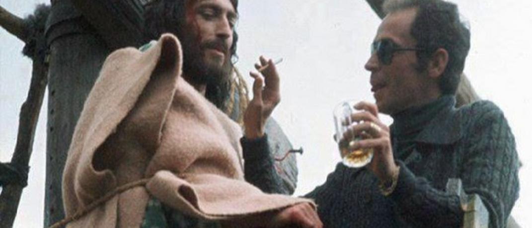 9 πράγματα που δεν γνωρίζεις για τη σειρά ο «Ιησούς από τη Ναζαρέτ» -Με τσιγάρο και μπράντι στο σταυρό ο Πάουελ | 0 bovary.gr