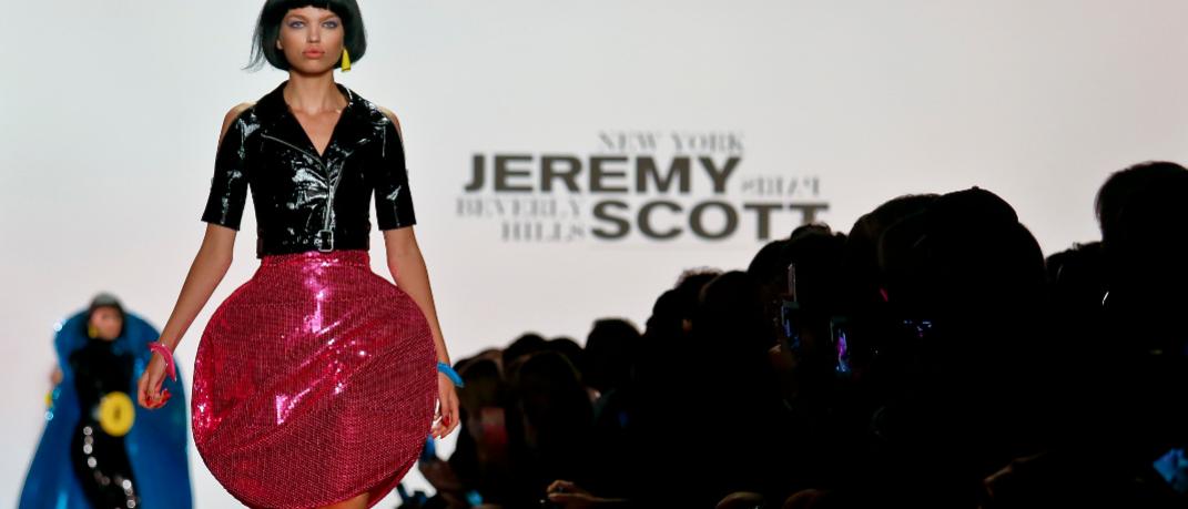 Bowl cut μαλλιά στην πασαρέλα του Jeremy Scott /Apimages