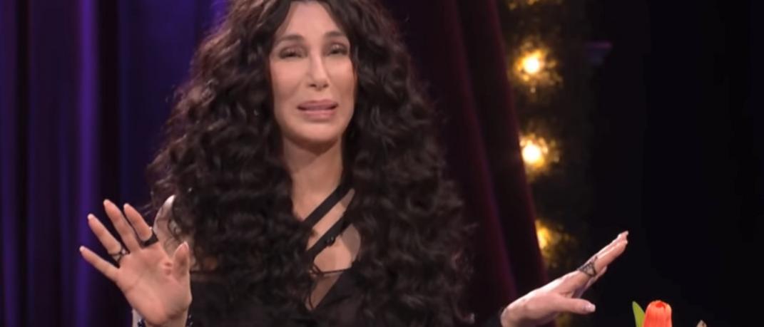 H στιγμή που η Cher τρώει ζωντανά μια κάμπια προκειμένου να μην κατονομάσει τους εραστές της | 0 bovary.gr