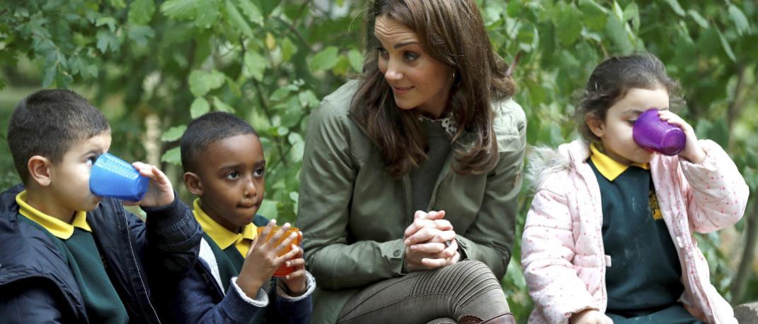 Η Κέιτ Μίντλετον συνομιλεί με παιδιά στο πάρκο, Φωτογραφία: AP Images/Peter Nicholls