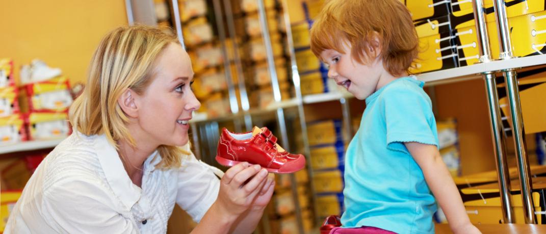Ενα παιδί δοκιμάζει καινούργια παπούτσια, Φωτογραφία: Shutterstock/By Dmitry Kalinovsky