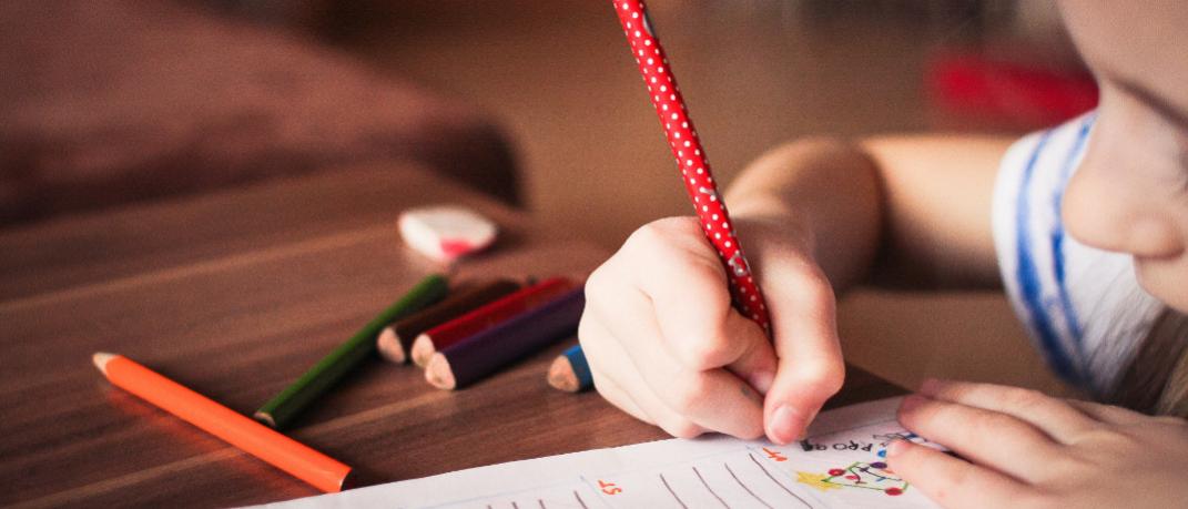 Παιδί γράφει στο βιβλίο, Φωτογραφία: Pexels/Pixabay