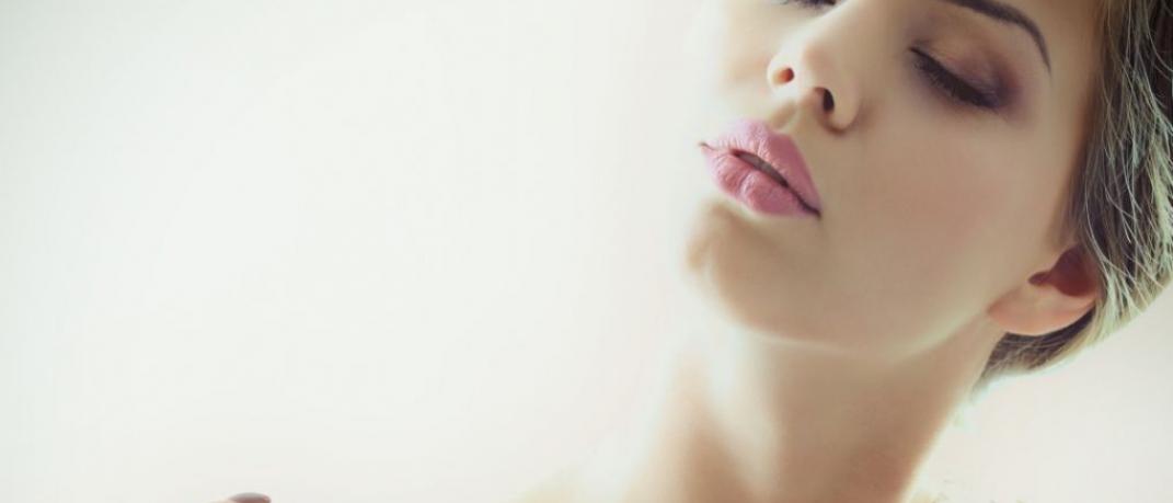 Γυναίκα αρωματίζεται/Shutterstock