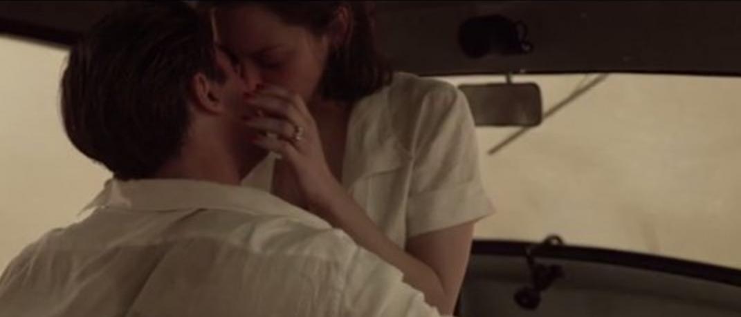 Το παθιασμένο φιλί Μπραντ Πιτ-Μαριόν Κοτιγιάρ στο τρέιλερ της ταινίας τους  | 0 bovary.gr