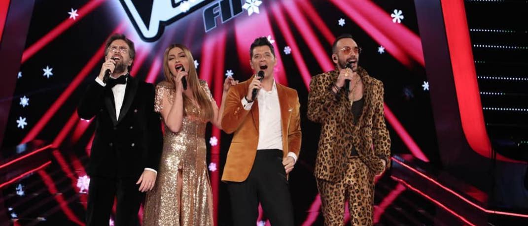 Κωστής Μαραβέγιας, Έλενα Παπαρίζου, Σάκης Ρουβάς, Πάνος Μουζουράκης στη σκηνή του The Voice, στον τελικό