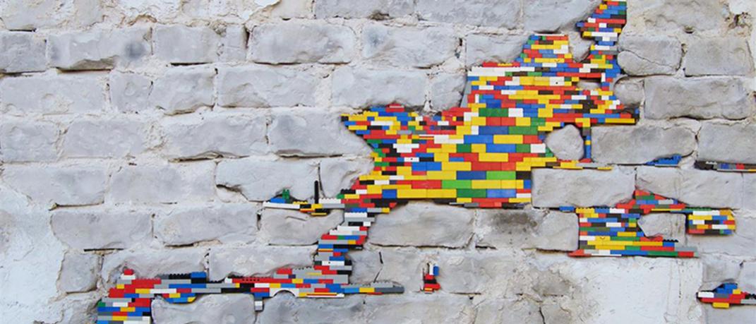 Χτίζει με Lego -Καλλιτέχνης αναπαλαιώνει με... χρωματιστό τρόπο | 0 bovary.gr