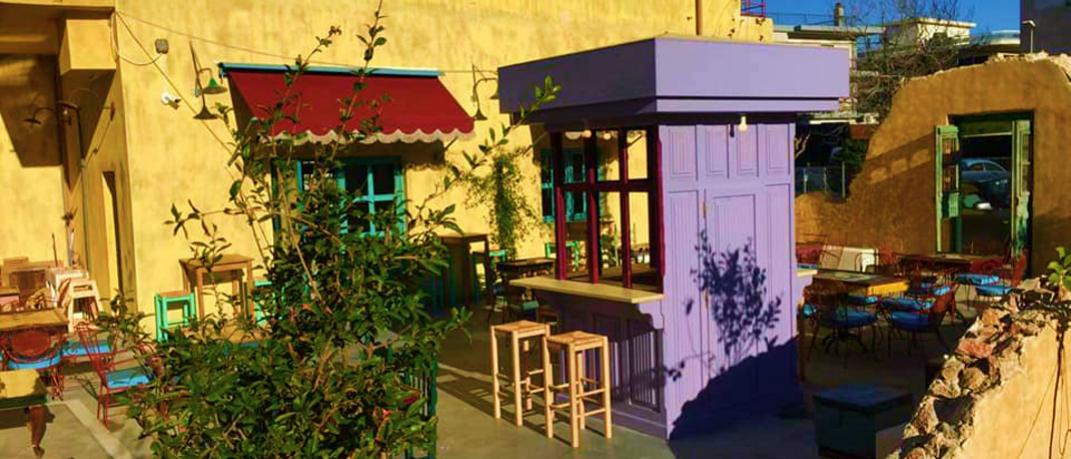 Mαντανία: Μια μονοκατοικία του '60 μεταμορφώθηκε σε ένα all day cafe που τιμά τον ελληνικό πολιτισμό | 0 bovary.gr