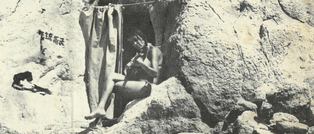 Χίπισσα έξω από την σπηλιά της στα Μάταλα. Άνοιξη 1970