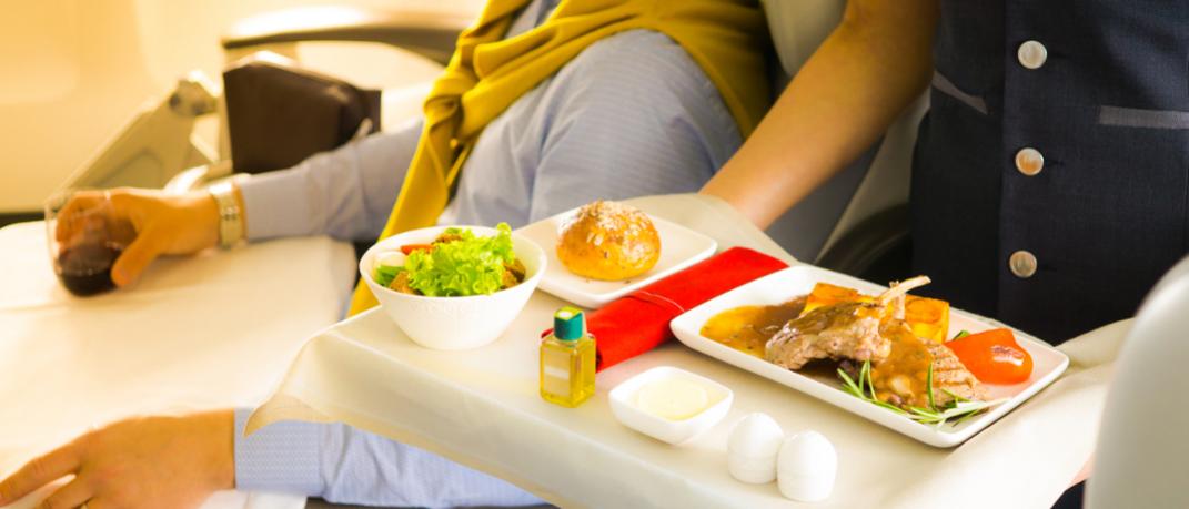 Φαγητό κατά τη διάρκεια μιας πτήσης, Φωτογραφία: Shutterstock