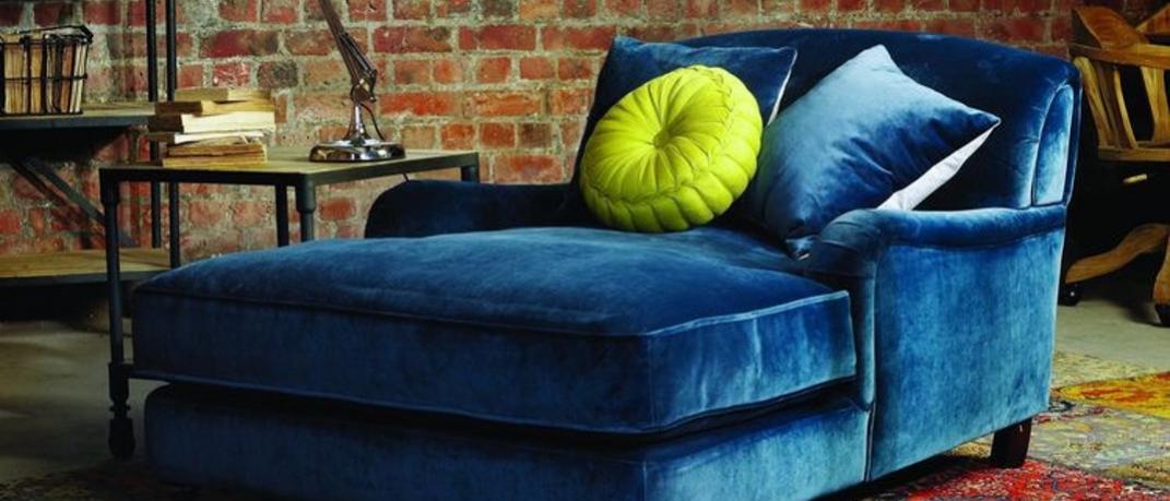 Πώς ένας μπλε βελούδινος καναπές μπορεί να αλλάξει ένα ολόκληρο σπίτι | 0 bovary.gr