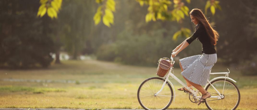 Μια γυναίκα κάνει ποδήλατο στο πάρκο, Φωτογραφία: By Maksim Vostrikov/instagram