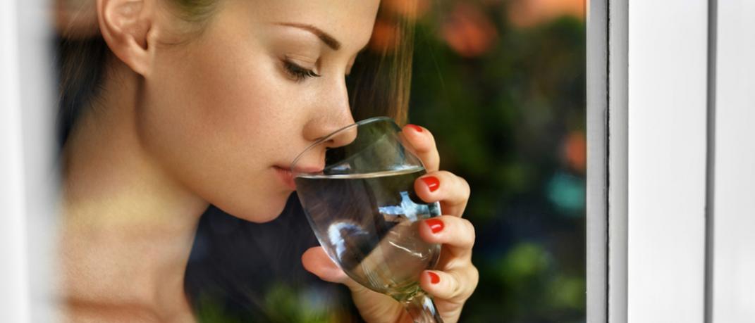 7 πράγματα που συμβαίνουν όταν πίνεις νερό με άδειο στομάχι, μόλις ξυπνήσεις | 0 bovary.gr