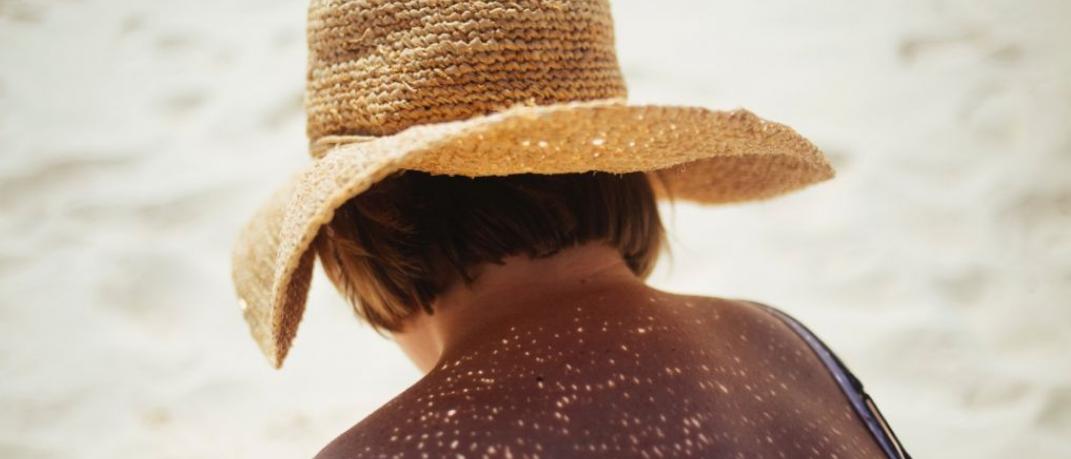 Κορίτσι με καπέλο στον ήλιο/Photo by Meg Sanchez on Unsplash