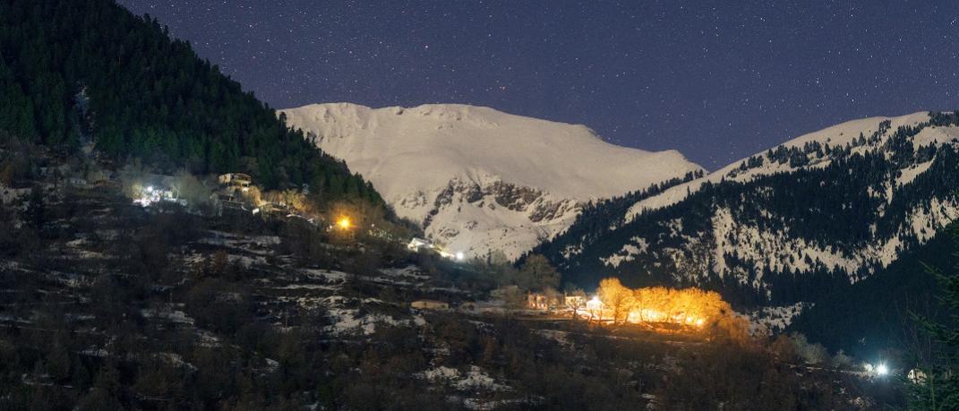 Ο φωτογράφος που απαθανάτισε την «Έναστρη νύχτα» στο χωριό των Αγράφων, Πετρίλο | 0 bovary.gr