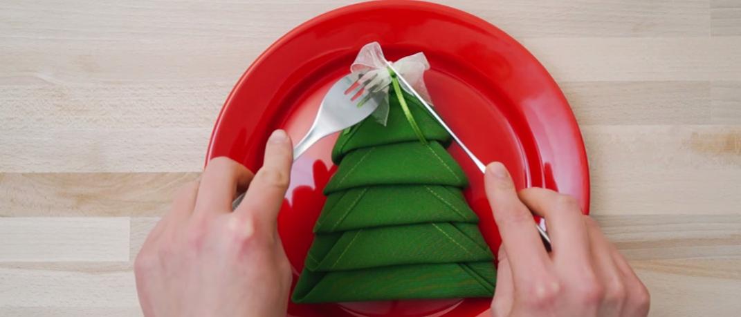 Πρωτότυπο! Δίπλωσε την πετσέτα σε σχήμα χριστουγεννιάτικου δέντρου [βίντεο] | 0 bovary.gr