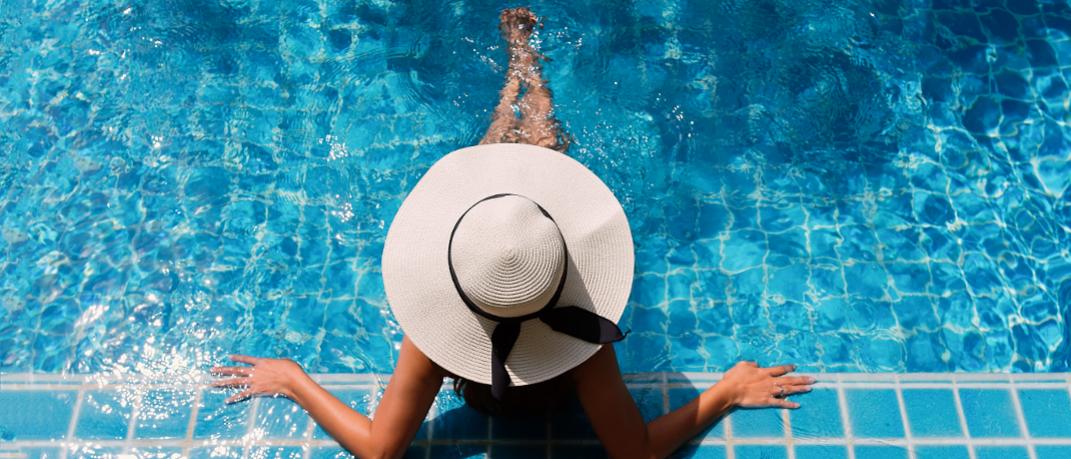 Μια γυναίκα κάνει μπάνιο σε πισίνα, Φωτογραφία: Shutterstock