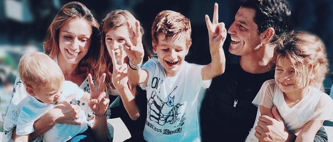 Ο Σάκης Ρουβάς με την Κάτια Ζυγούλη και τα τέσσερα παιδιά τους, Φωτογραφία: sakisrouvas/instagram
