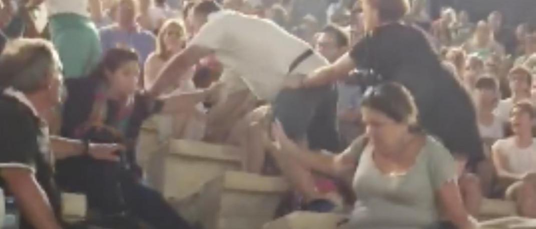 Σοκαριστικό βίντεο: Ανδρας χαστουκίζει τη γυναίκα του στη συναυλία στο Παναθηναϊκό Στάδιο | 0 bovary.gr