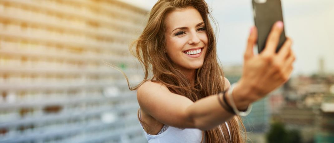 Γυναίκα βγάζει selfie με το κινητό της, Φωτογραφία: Shutterstock/By baranq