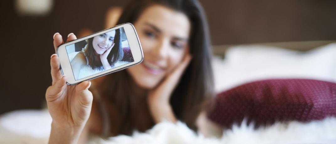 «Hands-on-your-face»: Αυτό είναι το νέο τρεντ στις selfie -Για σέξι φωτογραφίες | 0 bovary.gr