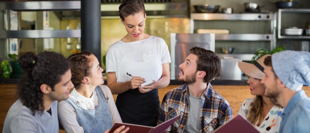 Μια παρέα παραγγέλνει φαγητό, Φωτογραφία: Shutterstock