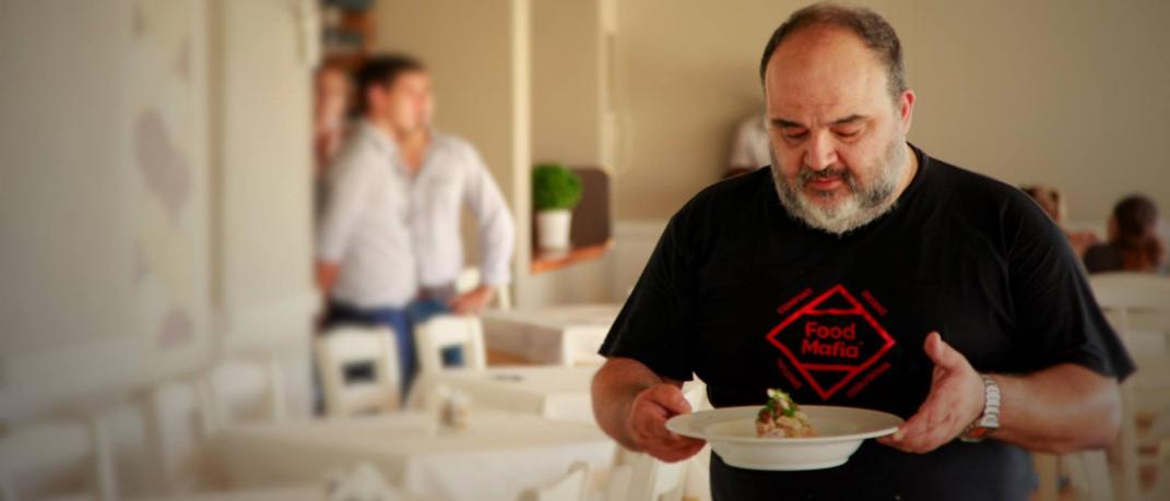 Ηλίας Σκουλάς:  Ο σεφ που φτιάχνει το καλύτερο μπέργκερ στην Ελλάδα, μας προτείνει πού να φάμε στην Αθήνα | 0 bovary.gr