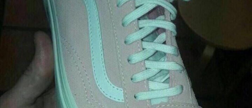 Νέος γρίφος διχάζει το Facebook: Είναι γκρι και θαλασσί ή ροζ και άσπρα αυτά τα sneakers; | 0 bovary.gr