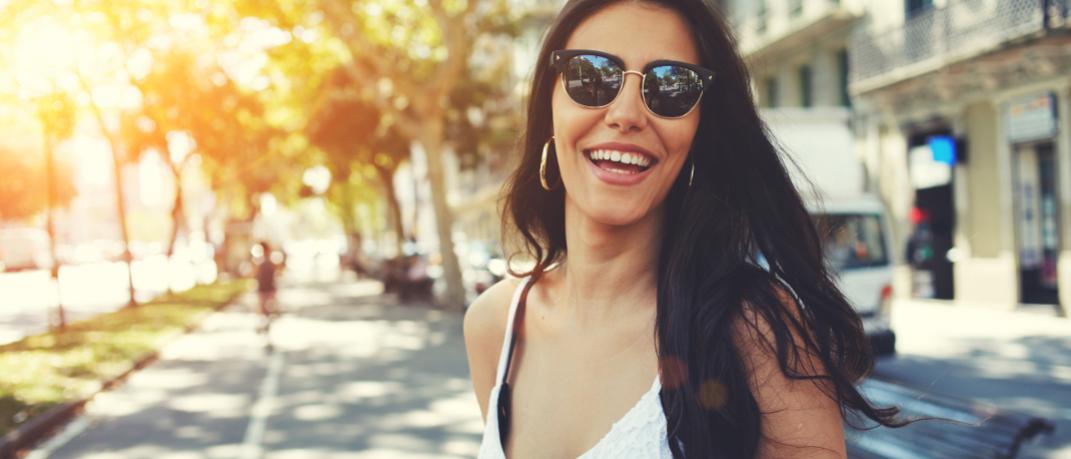 Μια γυναίκα χαμογελάει, Φωτογραφία: Shutterstock/ By GaudiLab