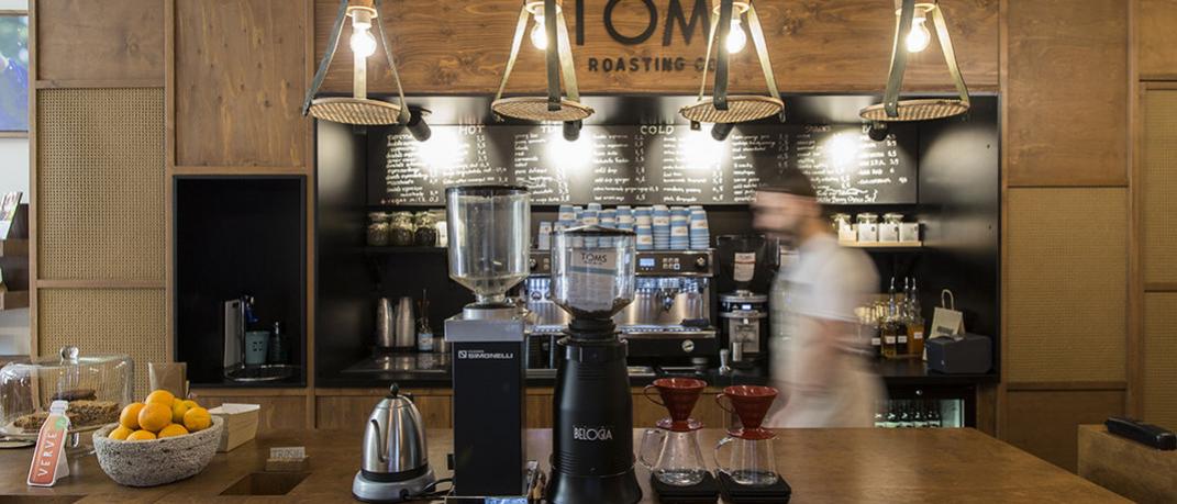 Στο cafe της TOMS στην Αθήνα με κάθε καφέ βοηθάμε ανθρώπους να αποκτήσουν πρόσβαση σε νερό | 0 bovary.gr