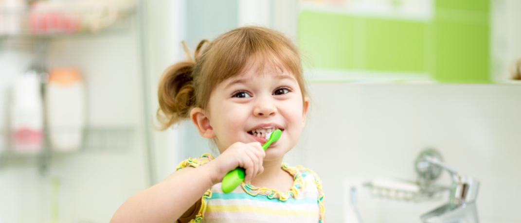 Ενα παιδί πλένει τα δόντια του, Φωτογραφία: Shutterstock