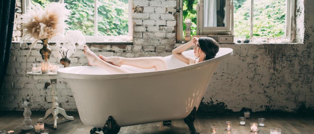 Μια γυναίκα κάνει μπάνιο σε μπανιέρα, Φωτογραφία: Shutterstock/By Dmytro Voinalovych