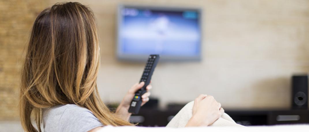 Γυναίκα βλέπει τηλεόραση, Φωτογραφία: Shutterstock