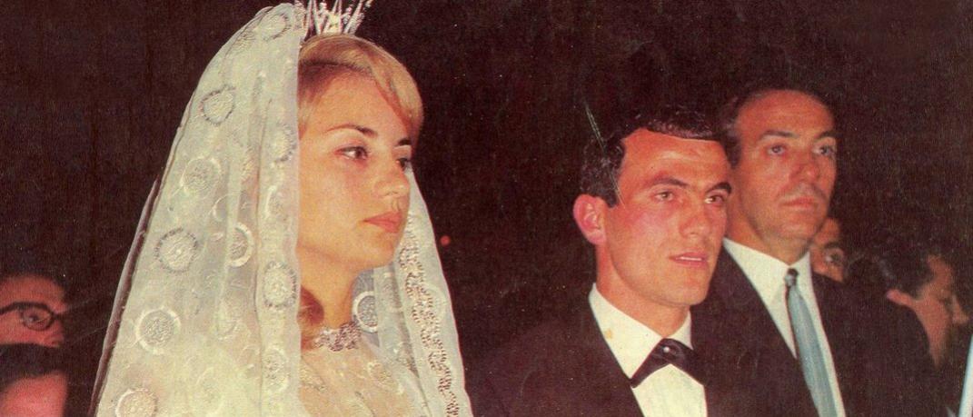 Ο γάμος της Βίκυς Μοσχολιού και του Μίμη Δομάζου. Φωτογραφία: ΝΤΟΜΙΝΟ