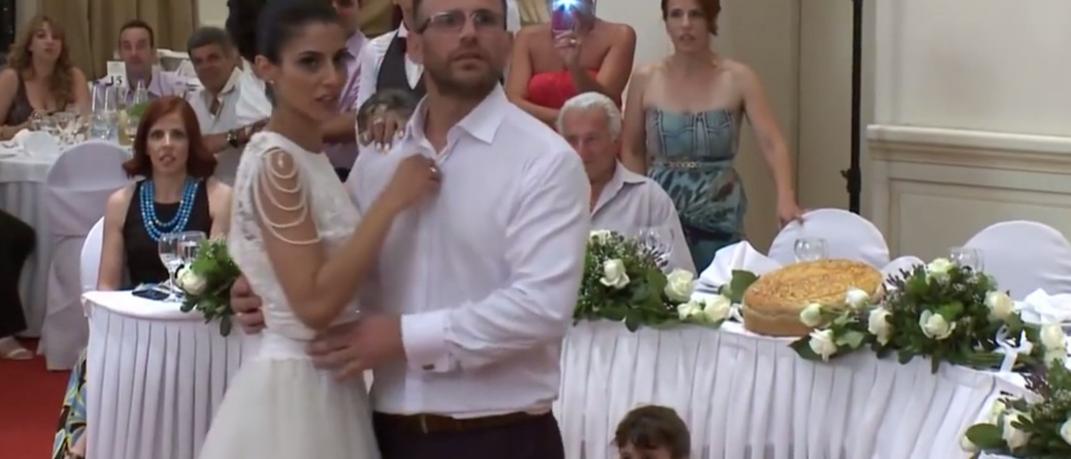Τα έδωσαν όλα -Ζευγάρι από τον Βόλο στον πιο επικό γαμήλιο χορό | 0 bovary.gr