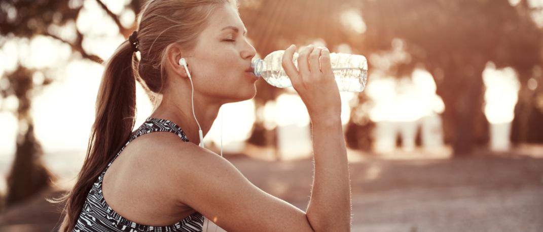 Μια γυναίκα πίνει νερό, Φωτογραφία: Shutterstock