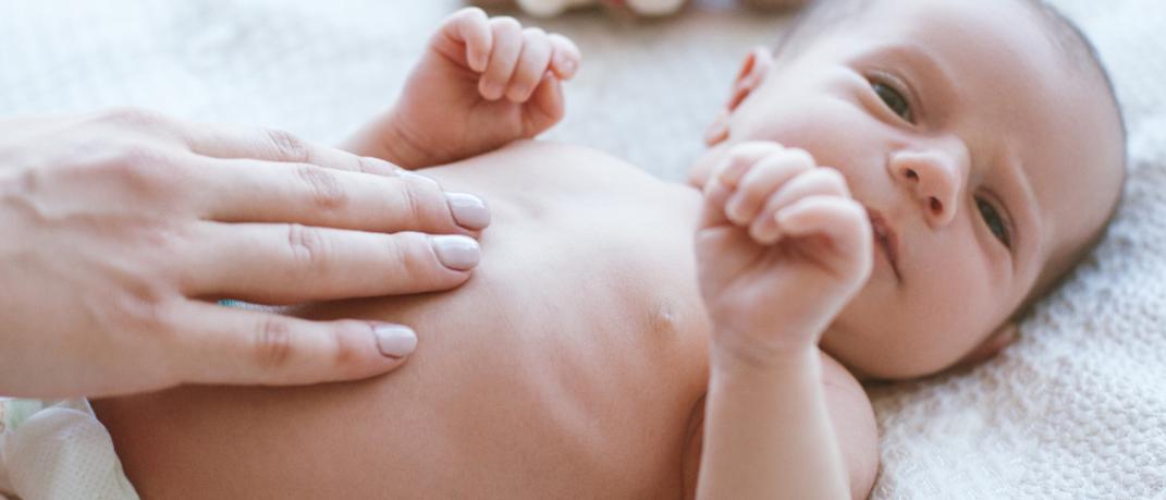 Χάδια σε μωρό, Φωτογραφία: Shutterstock/By Golubovy