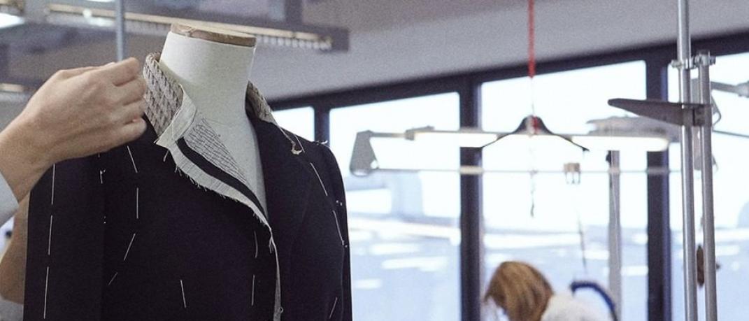 Εν αρχή ην η Κομψότητα -Ο οίκος Dolce & Gabbana μάς δείχνει βήμα-βήμα την δημιουργία ενός Dolce blazer | 0 bovary.gr