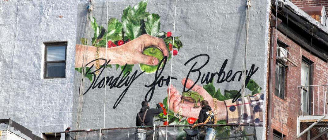 Ο οίκος Burberry και ο καλλιτέχνης Blondey McCoy «έντυσαν» τους τοίχους της Νέας Υόρκης | 0 bovary.gr