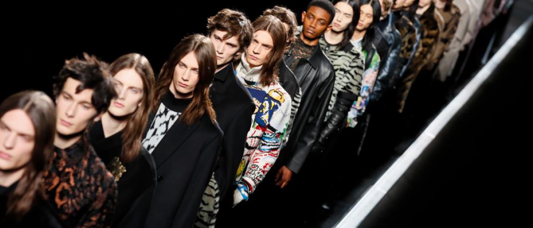 Οι άνδρες μοντέλα στο show Dior δεν χρειάστηκε καν να περπατήσουν -Η πασαρέλα πάνω σε κυλιόμενο διάδρομο | 0 bovary.gr